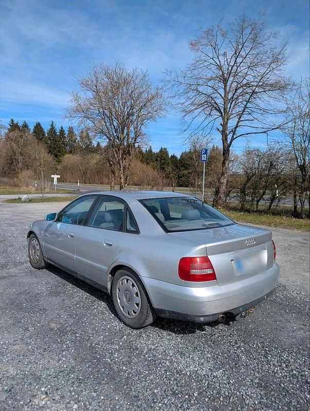 Second-hand Audi A4 101 CP (74 kW) 1999 Argintiu Berlinǎ