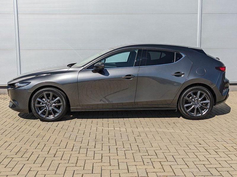 Neu Mazda 3 Exclusive 140 PS (102 kW) 2025 Machine grey metallic Limousine