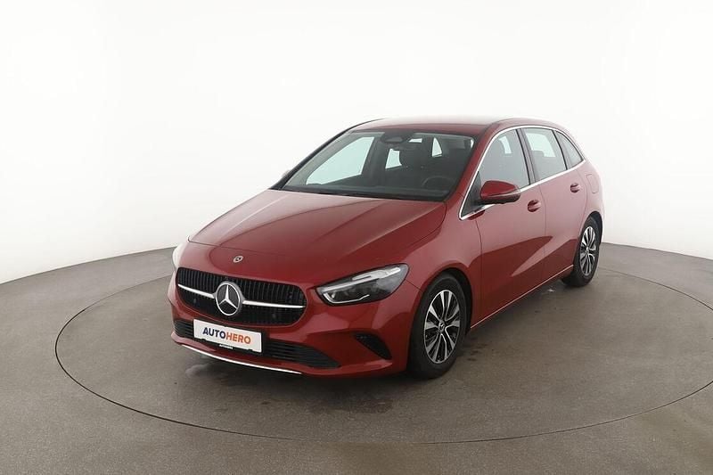 Gebraucht Mercedes B180 Progressive 150 PS (110 kW) 2024 Rot Van / Kleinbus