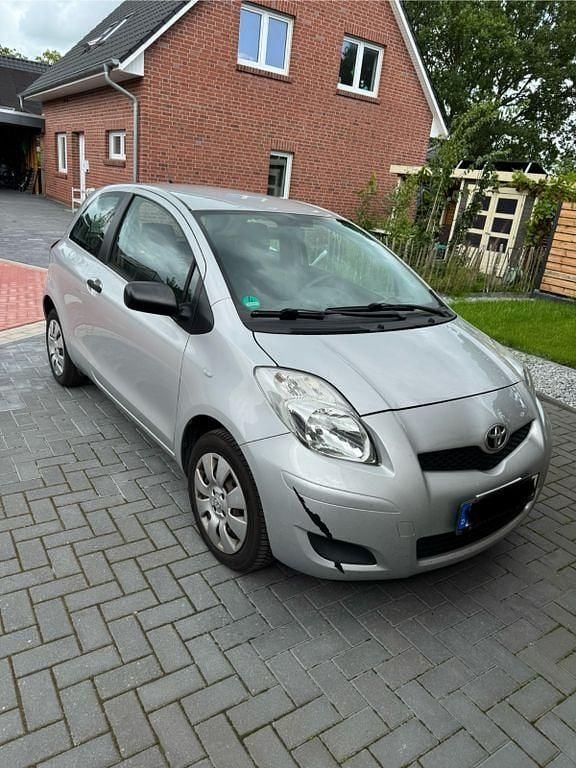 Silber Gebraucht 2010 Toyota Yaris Limousine | 2.500 € (Guter Preis) - Bild 1/4