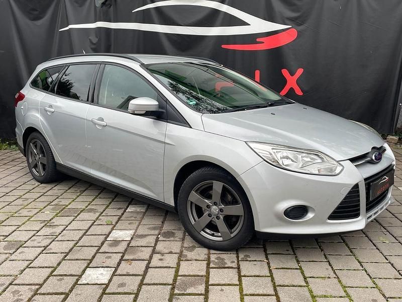Silber Gebraucht 2014 Ford Focus Trend Limousine | 5.600 € (Fairer Preis) - Bild 1/4