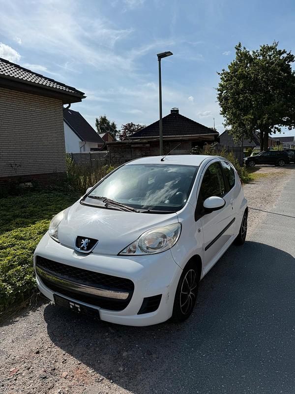 Weiß Gebraucht 2010 Peugeot 107 Kleinwagen | 1.300 € (Superpreis) - Bild 1/4