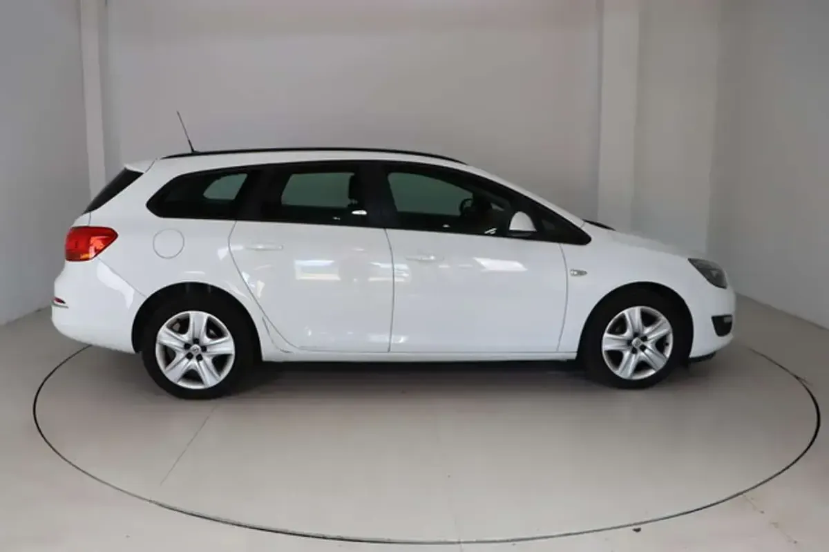 Gebraucht Opel Astra 101 PS (74 kW) 2012 Weiß Kombi