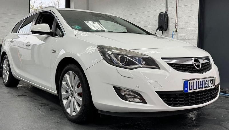 Weiß Gebraucht 2011 Opel Astra Innovation Kombi | 2.300 € (Fairer Preis) - Bild 1/4