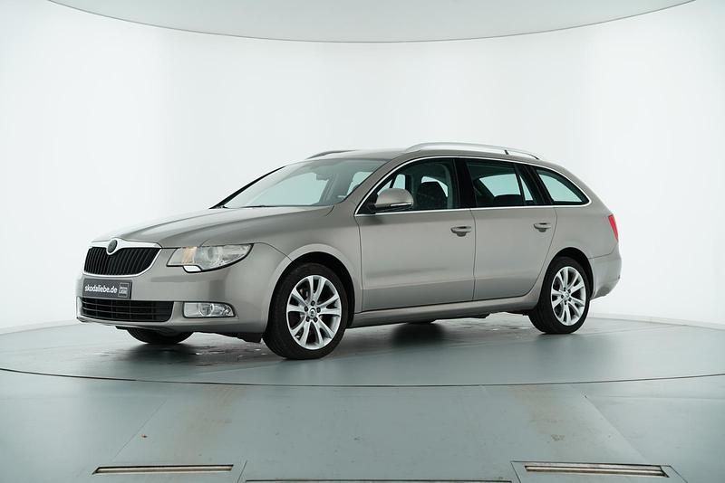 Cappuccinobeige metallic Gebraucht 2010 Skoda Superb | 7.990 € (Superpreis) - Bild 1/4