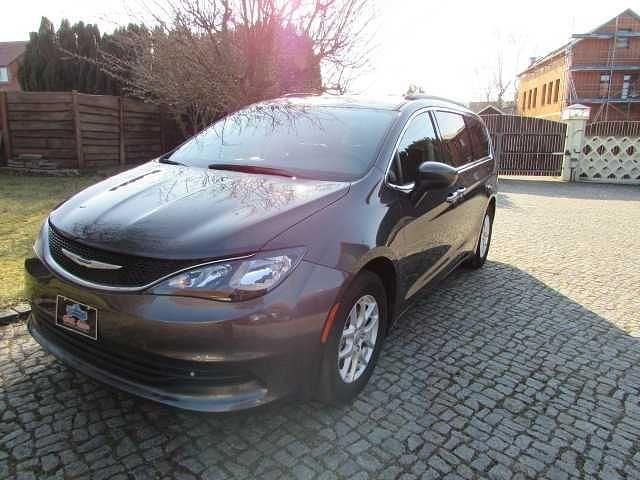 Grau Gebraucht 2020 Chrysler Voyager Touring Van / Kleinbus | 24.990 € - Bild 1/4