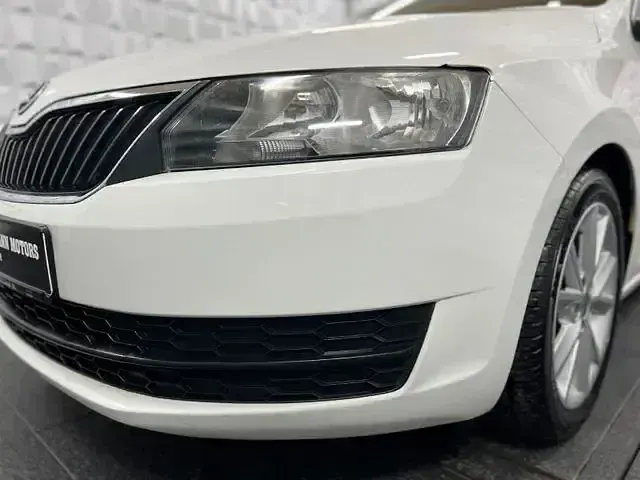 Gebraucht Skoda Rapid Active 90 PS (66 kW) 2015 Weiß Kleinwagen