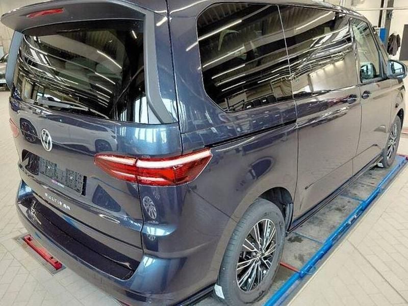 Usata VW Multivan 150 CV (110 kW) 2023 Blu Monovolume