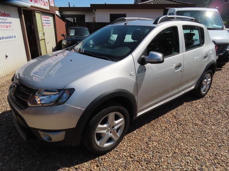 Grau Gebraucht 2016 Dacia Sandero Stepway Kleinwagen | 5.950 € - Bild 1/4