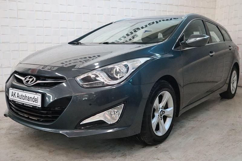 Grau Gebraucht 2015 Hyundai i40 Edition Kombi | 8.890 € (Fairer Preis) - Bild 1/4
