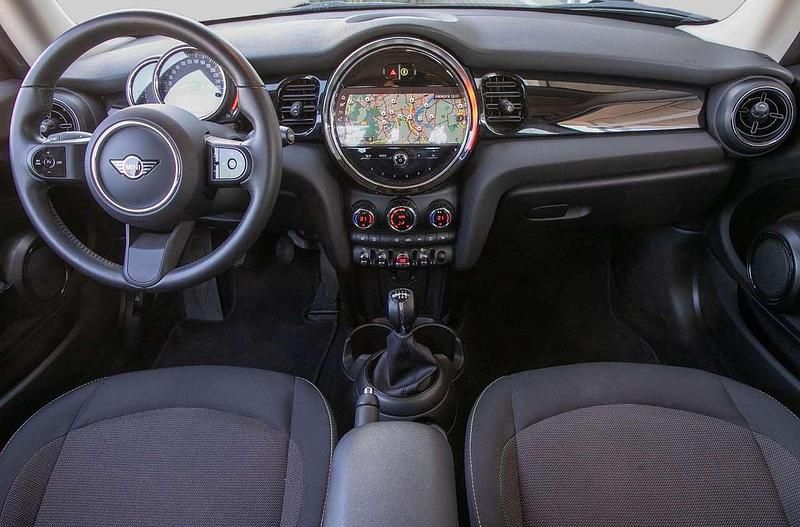 Używany Mini Cooper Essential 136 KM (100 kW) 2023 Srebrny Hatchback