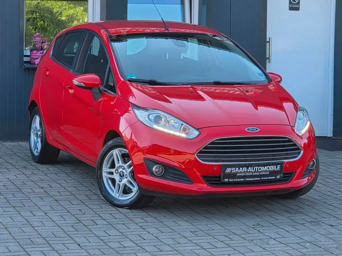 Gebraucht Ford Fiesta Titanium 80 PS (58 kW) 2013 Rot Limousine