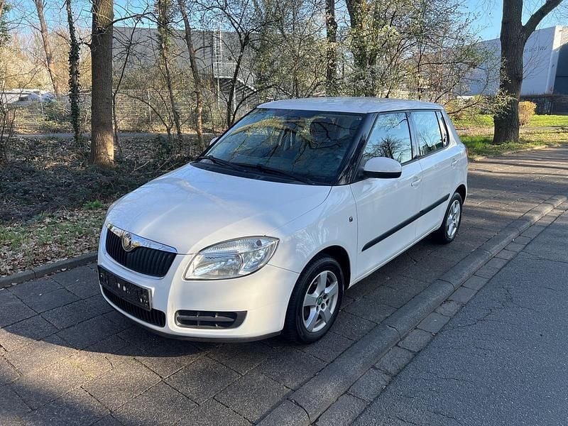 Weiß Gebraucht 2009 Skoda Fabia Kleinwagen | 2.690 € (Fairer Preis) - Bild 1/4