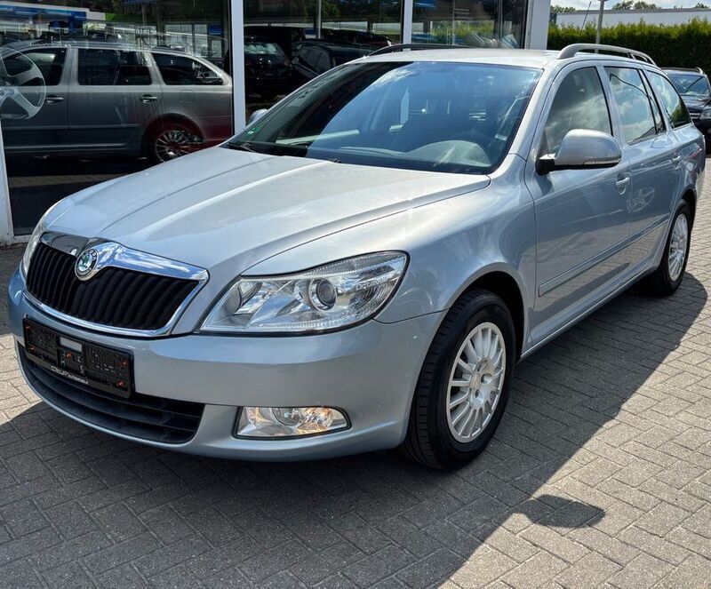 Aquablau metallic Gebraucht 2010 Skoda Octavia Ambiente Kombi | 5.240 € (Guter Preis) - Bild 1/4