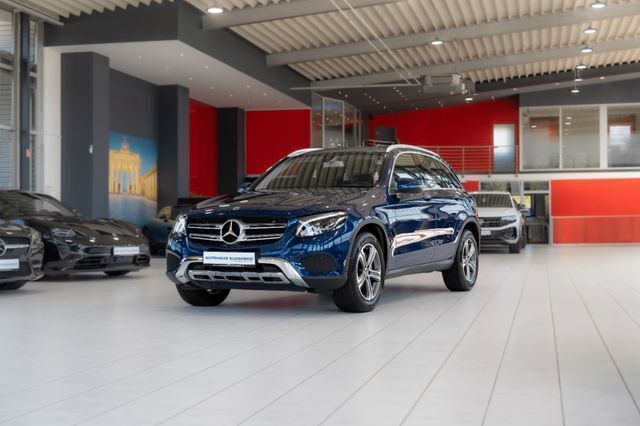 Blau Gebraucht 2017 Mercedes GLC250 SUV | 29.980 € (Fairer Preis) - Bild 1/4