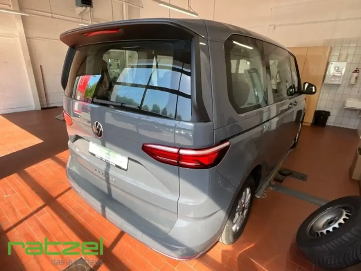 Second-hand VW Multivan Basis 150 CP (110 kW) 2024 Monovolum