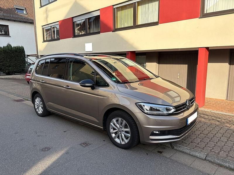 Gebraucht VW Touran Highline 190 PS (139 kW) 2017 Gold Van / Kleinbus
