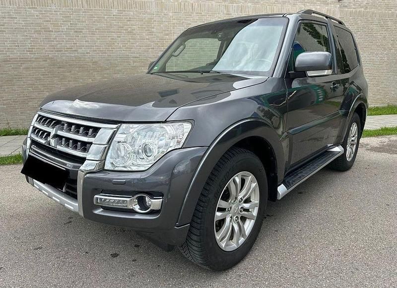 Grau Gebraucht 2017 Mitsubishi Pajero Edition SUV | 19.900 € (Fairer Preis) - Bild 1/4