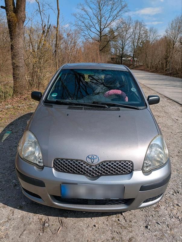 Gebraucht Toyota Yaris 65 PS (47 kW) 2003 Silber Kleinwagen