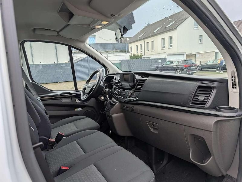 Gebraucht Ford Tourneo 131 PS (96 kW) 2020 Weiß Van / Kleinbus
