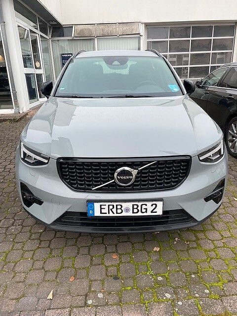 Grau Gebraucht 2023 Volvo XC40 Plus SUV | 30.600 € (Guter Preis) - Bild 1/4