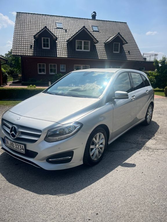 Silber Gebraucht 2015 Mercedes B180 Sport Van / Kleinbus | 14.800 € (Superpreis) - Bild 1/4