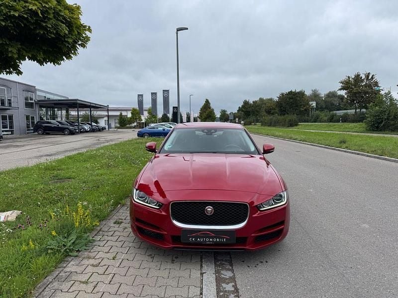 Rot Gebraucht 2016 Jaguar XE Pure Limousine | 13.299 € (Fairer Preis) - Bild 1/4