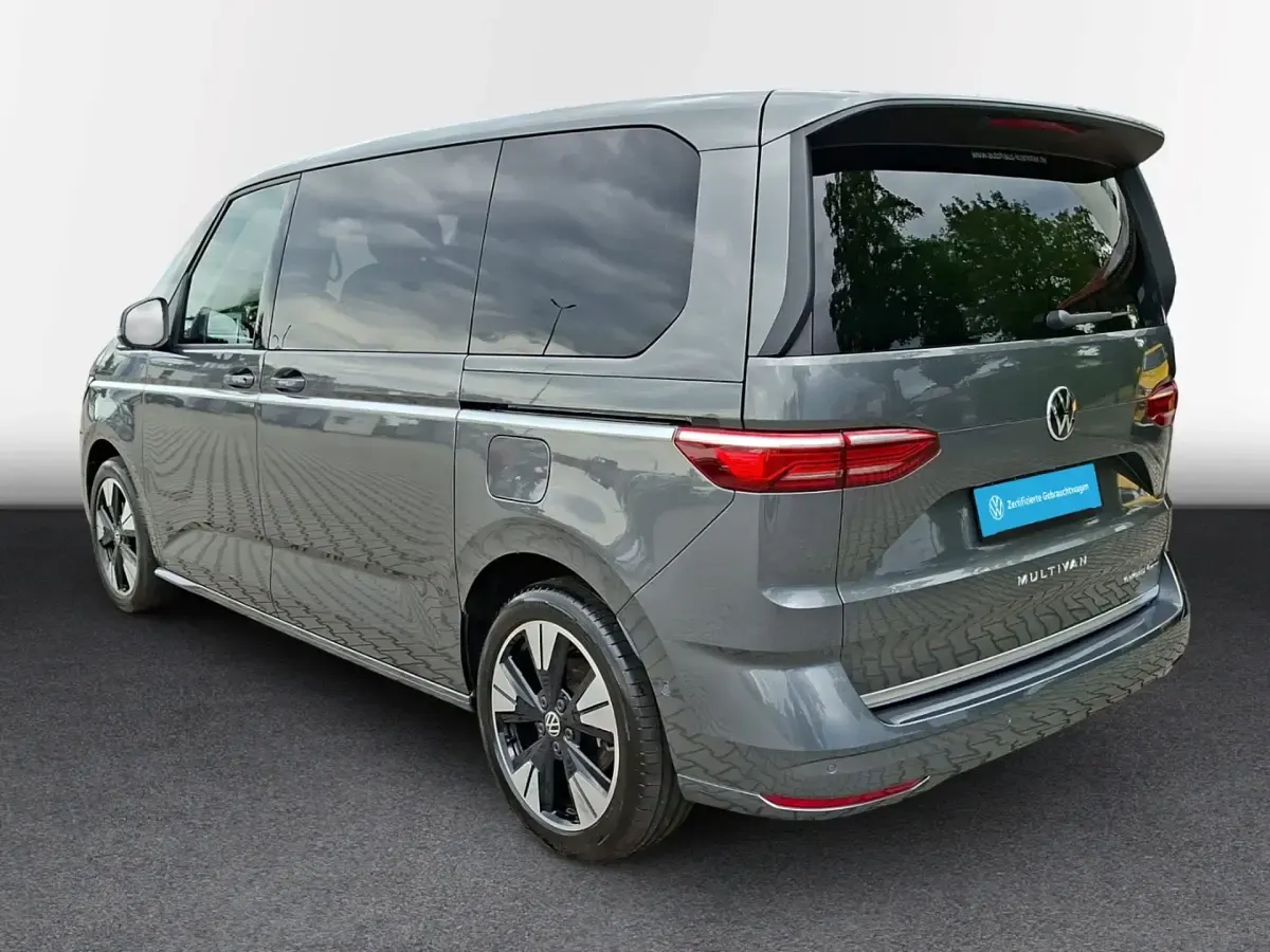 Gebraucht VW Multivan Style 245 PS (180 kW) 2025 Grau Van / Kleinbus