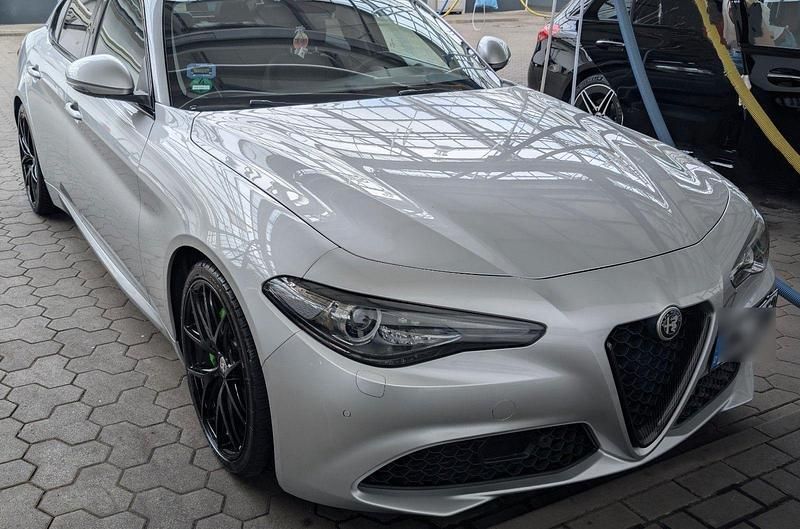 Silber Gebraucht 2017 Alfa Romeo Giulia Super Limousine | 17.000 € (Etwas zu teuer) - Bild 1/4