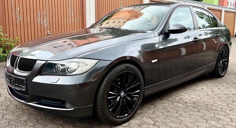 Grau Gebraucht 2007 BMW 318 Limousine | 6.900 € - Bild 1/4