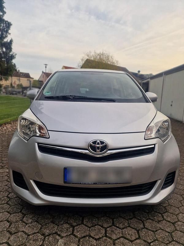 Silber Gebraucht 2012 Toyota Verso-S Van / Kleinbus | 9.700 € (Fairer Preis) - Bild 1/4