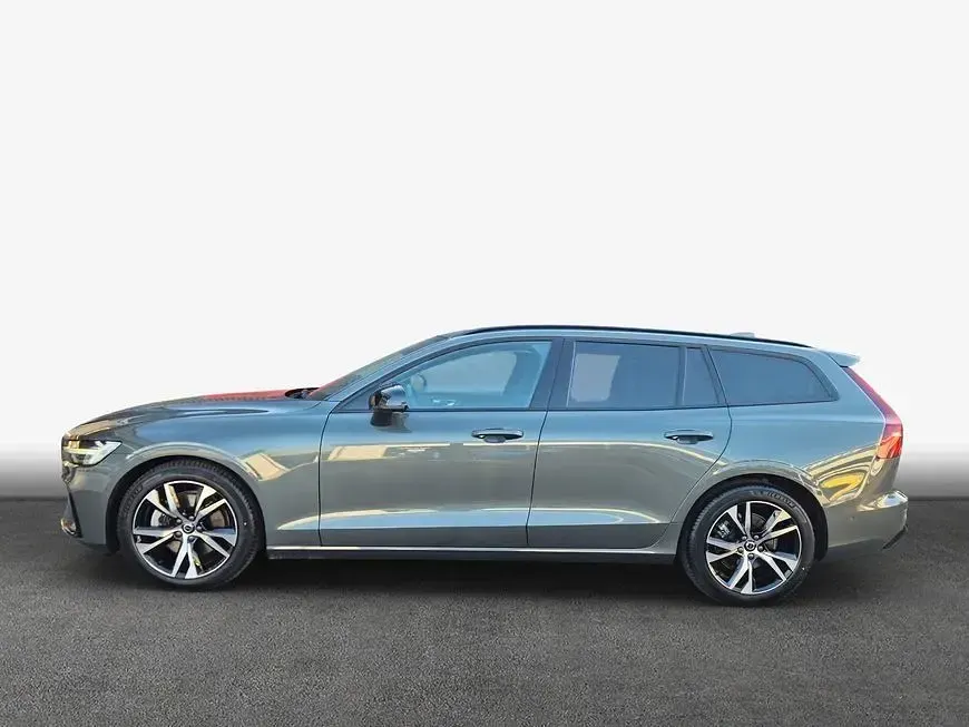 Gebraucht Volvo V60 Plus 197 PS (144 kW) 2025 Forest lake metallic Kombi