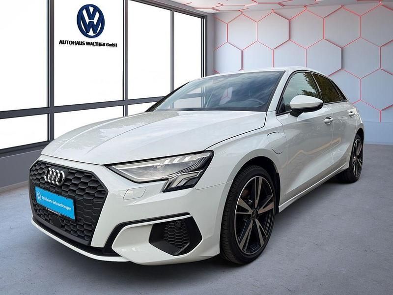 Weiß Gebraucht 2022 Audi A3 Sportback e-tron Basis Kleinwagen | 27.470 € (Teuer) - Bild 1/4