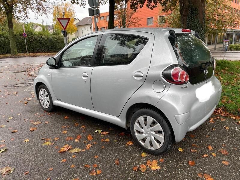 Silber Gebraucht 2014 Toyota Aygo Cool Kleinwagen | 3.950 € (Guter Preis) - Bild 1/4