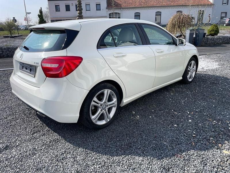 Gebraucht Mercedes A180 109 PS (80 kW) 2014 Weiß Limousine