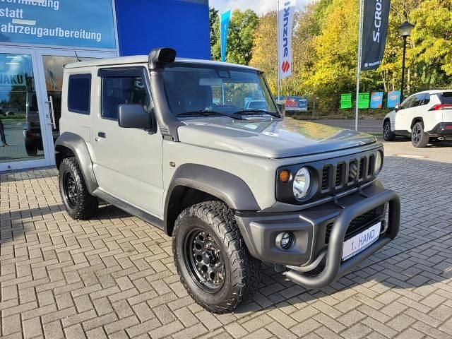 Solid medium gray Gebraucht 2023 Suzuki Jimny Comfort SUV | 31.890 € (Teuer) - Bild 1/4