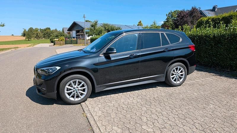 Schwarz Gebraucht 2021 BMW X1 Sport Line SUV | 25.500 € (Guter Preis) - Bild 1/4
