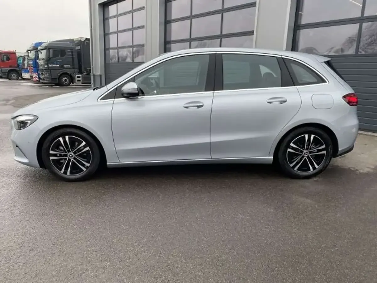 Gebraucht Mercedes B180 136 PS (100 kW) 2024 Hightechsilber Van / Kleinbus