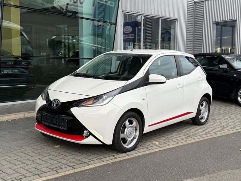 Weiß Gebraucht 2014 Toyota Aygo X-play Kleinwagen | 5.999 € (Fairer Preis) - Bild 1/4