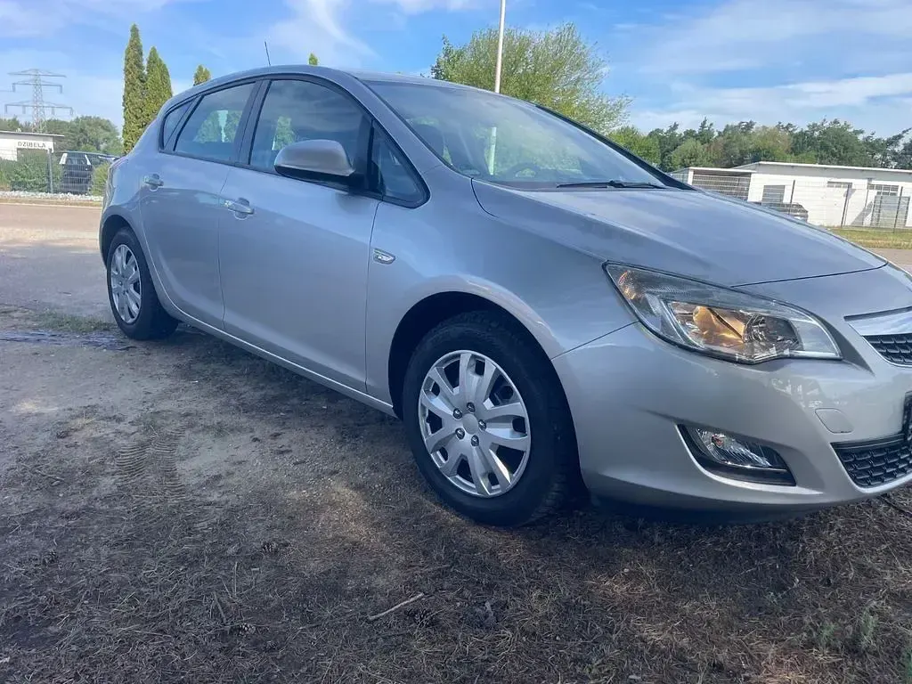 Gebraucht Opel Astra Selection 116 PS (85 kW) 2010 Silber Limousine
