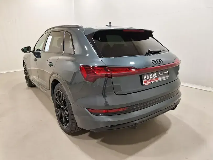 Gebraucht Audi e-tron Exclusive 300 kW (408 PS) 2022 Individuallackierungen audi exclusive SUV