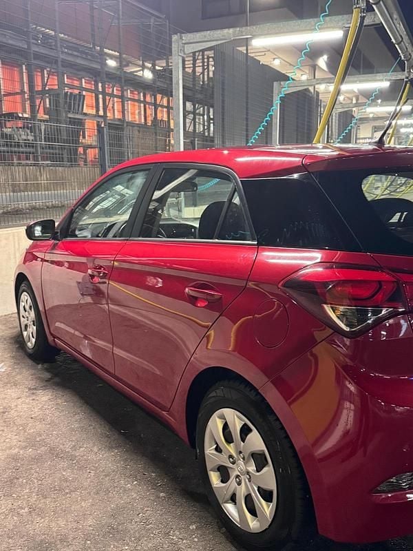 Gebraucht Hyundai i20 75 PS (55 kW) 2015 Rot Kleinwagen