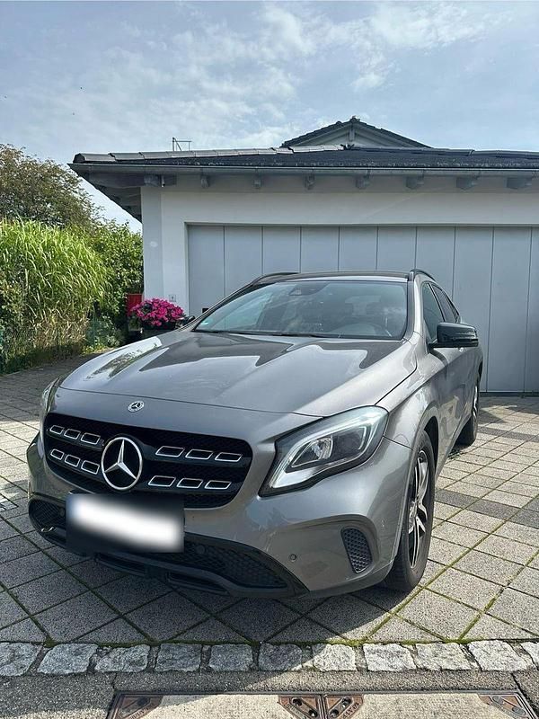 Usata Mercedes GLA200 156 CV (114 kW) 2018 Grigio SUV