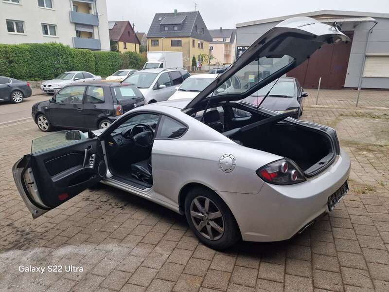 Sleek silver Gebraucht 2010 Hyundai Coupé Coupé | 1.999 € - Bild 1/4