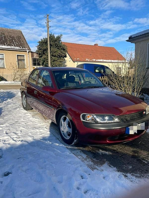 Rot Gebraucht 1998 Opel Vectra Limousine | 2.100 € (Fairer Preis) - Bild 1/4
