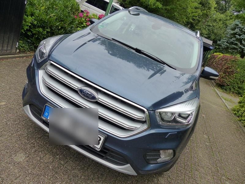 Blau Gebraucht 2019 Ford Kuga Titanium SUV | 12.900 € (Superpreis) - Bild 1/3