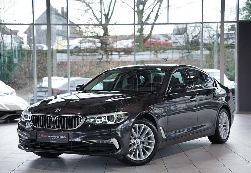 Grau Gebraucht 2018 BMW 540 Luxury Line Limousine | 31.900 € (Guter Preis) - Bild 1/3