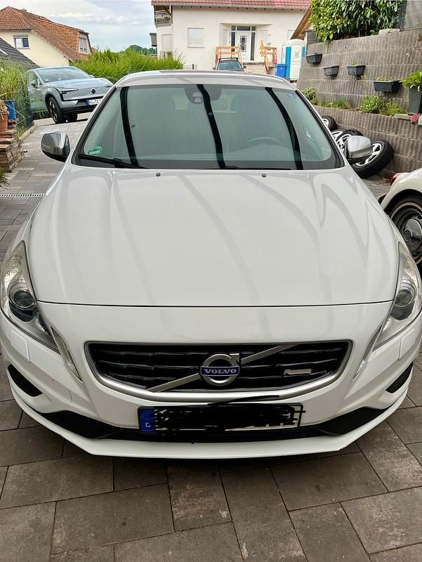 Weiß Gebraucht 2011 Volvo V60 R-Design Kombi | 8.500 € (Fairer Preis) - Bild 1/4