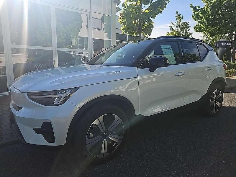 Crystal white / metallic Gebraucht 2023 Volvo XC40 Plus SUV | 36.998 € (Fairer Preis) - Bild 1/4