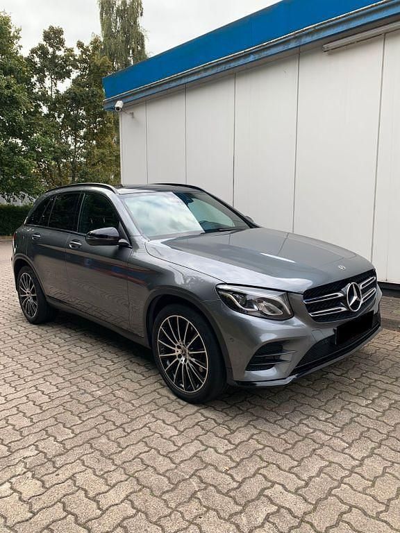 Grau Gebraucht 2017 Mercedes GLC250 AMG line SUV | 29.950 € (Fairer Preis) - Bild 1/4